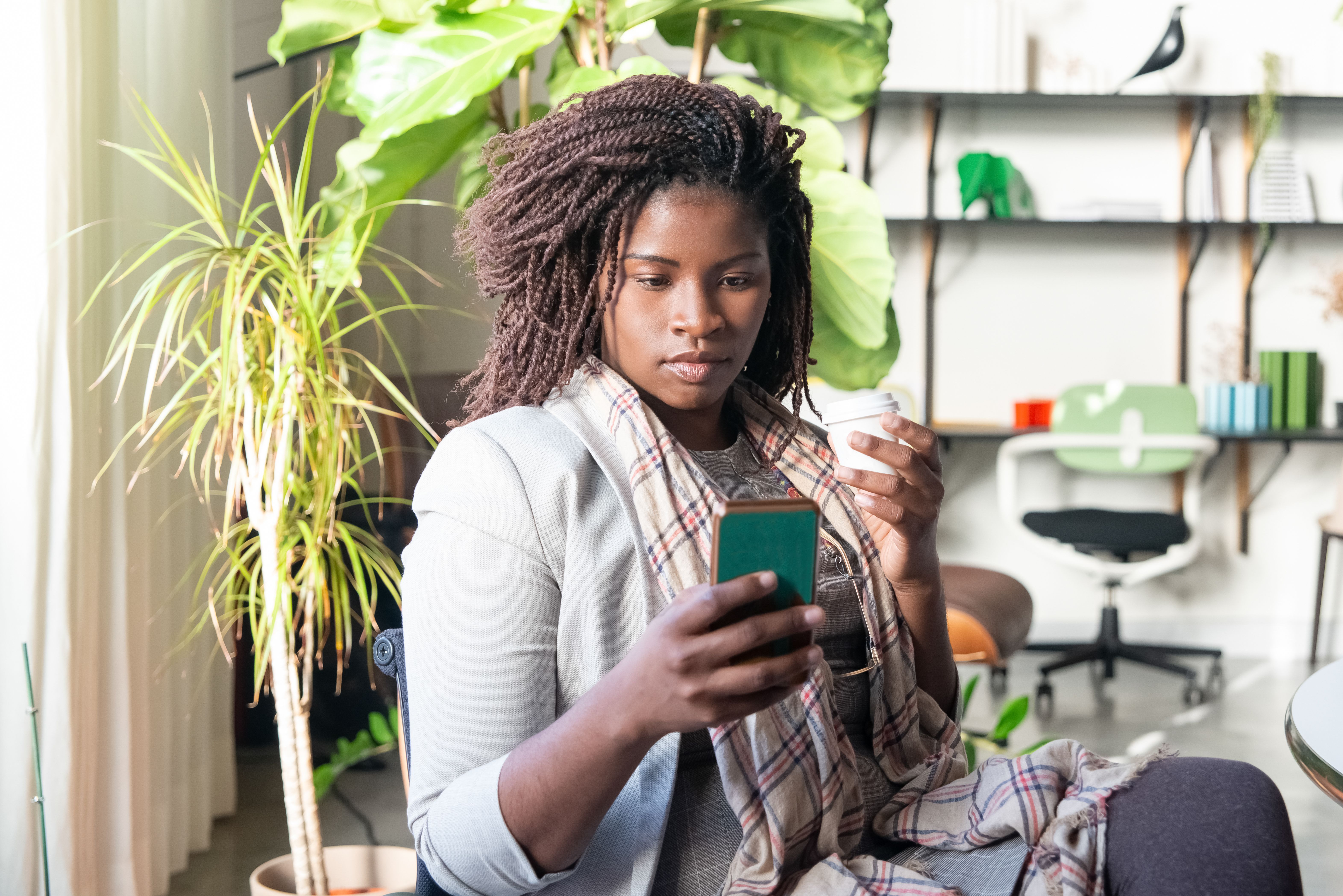 Commerçante ouest-africaine gérant son activité